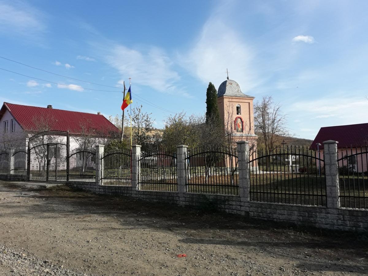 Ansamblu imobile aferente bisericii - vedere exterioara - octombrie 2018